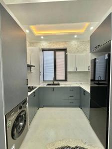 een keuken met een wasmachine en een wasmachine bij Аpartment in Samarkand
