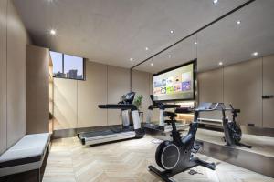 Fitness centrum a/nebo fitness zařízení v ubytování 上海浦东机场川沙亚朵x酒店