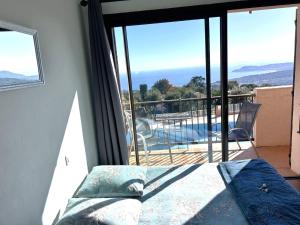 Uma vista geral da montanha ou uma vista da montanha a partir do apartamento