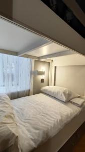 Postel nebo postele na pokoji v ubytování Gunel's Hostel Baku