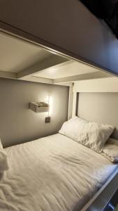 Postel nebo postele na pokoji v ubytování Gunel's Hostel Baku