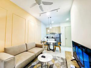 salon z kanapą i telewizorem w obiekcie Arte Mont Kiara Kuala Lumpur w Kuala Lumpur