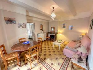 a living room with a table and a couch at Appartement provençal, Aups in Aups