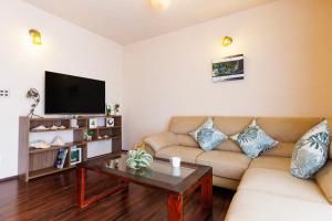 a living room with a couch and a coffee table at 最大12名 広々庭付き ビーチ近く BBQ可 満天の星を楽しむ宿 やどかりハウス Yadokari House in Nakijin