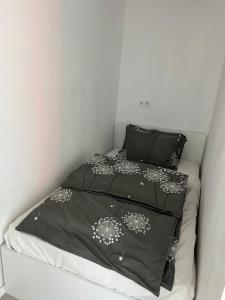 ein Bett in einem Zimmer mit zwei Kissen darauf in der Unterkunft Green Heaven in Târgu Mureș