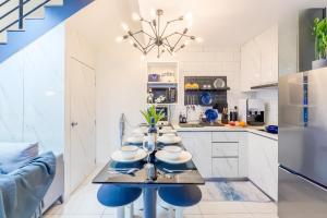 kuchnia z długim stołem z niebieskimi krzesłami w obiekcie Arte Mont Kiara Kuala Lumpur w Kuala Lumpur +126 zdjęć