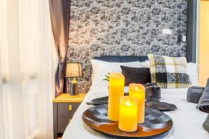 łóżko z dwiema żółtymi świecami na górze w obiekcie Arte Mont Kiara Kuala Lumpur w Kuala Lumpur