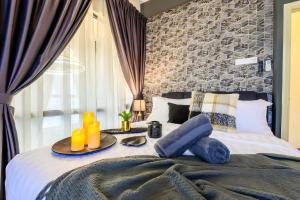 sypialnia z łóżkiem z kamienną ścianą w obiekcie Arte Mont Kiara Kuala Lumpur w Kuala Lumpur