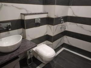 Koupelna v ubytování Hotel The C G Villa Just a Minute Away From New Delhi Railway Station and Connaught place