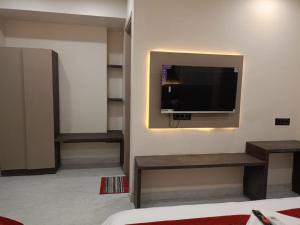TV a/nebo společenská místnost v ubytování Hotel The C G Villa Just a Minute Away From New Delhi Railway Station and Connaught place + 37 fotografií