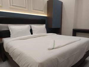 Postel nebo postele na pokoji v ubytování Hotel The C G Villa Just a Minute Away From New Delhi Railway Station and Connaught place