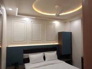 Postel nebo postele na pokoji v ubytování Hotel The C G Villa Just a Minute Away From New Delhi Railway Station and Connaught place