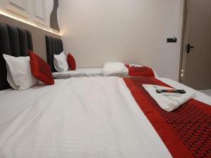 Postel nebo postele na pokoji v ubytování Hotel The C G Villa Just a Minute Away From New Delhi Railway Station and Connaught place