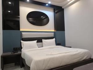 Postel nebo postele na pokoji v ubytování Hotel The C G Villa Just a Minute Away From New Delhi Railway Station and Connaught place