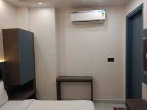 Postel nebo postele na pokoji v ubytování Hotel The C G Villa Just a Minute Away From New Delhi Railway Station and Connaught place