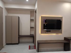 TV a/nebo společenská místnost v ubytování Hotel The C G Villa Just a Minute Away From New Delhi Railway Station and Connaught place