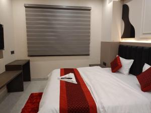 Postel nebo postele na pokoji v ubytování Hotel The C G Villa Just a Minute Away From New Delhi Railway Station and Connaught place