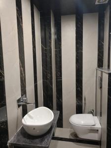 Koupelna v ubytování Hotel The C G Villa Just a Minute Away From New Delhi Railway Station and Connaught place
