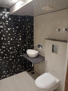 Koupelna v ubytování Hotel The C G Villa Just a Minute Away From New Delhi Railway Station and Connaught place