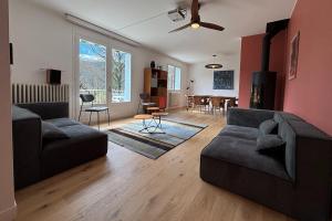 ein Wohnzimmer mit zwei Sofas und einem Tisch in der Unterkunft Villa en pleine nature avec piscine privée - 8 couchages - 4 chambres - Proche St Antonin Noble Val in Penne