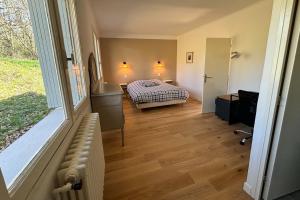 ein Schlafzimmer mit einem Bett und einem großen Fenster in der Unterkunft Villa en pleine nature avec piscine privée - 8 couchages - 4 chambres - Proche St Antonin Noble Val in Penne + 15 Fotos