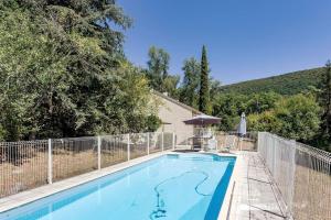 einen Pool im Hinterhof mit einem Zaun in der Unterkunft Villa en pleine nature avec piscine privée - 8 couchages - 4 chambres - Proche St Antonin Noble Val in Penne