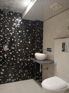 Koupelna v ubytování Hotel The C G Villa Just a Minute Away From New Delhi Railway Station and Connaught place