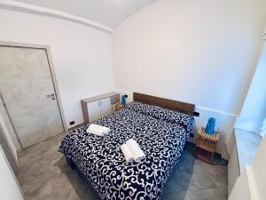 Postel nebo postele na pokoji v ubytování Hd Guesthouse Oasi urbana con parcheggio privato gratuito, fronte stazione