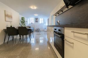 Kuchyň nebo kuchyňský kout v ubytování Fewomo, Moselzeit Apartment, Stilvolle Fewo für Genießer nähe Schloss