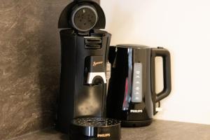 Příslušenství pro přípravu čaje a kávy v ubytování Fewomo, Moselzeit Apartment, Stilvolle Fewo für Genießer nähe Schloss