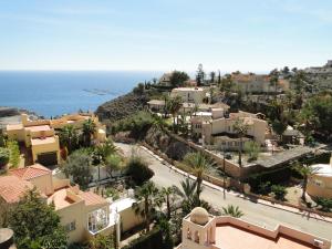 una vista aérea de un pueblo junto al océano en Villa Marina CC2, en Águilas