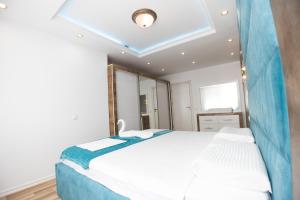 Postel nebo postele na pokoji v ubytování Dodona ApartHotel in Prishtina