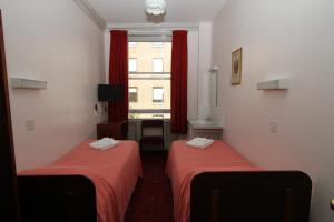 Postel nebo postele na pokoji v ubytování Ridgemount Hotel