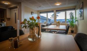una stanza con un tavolo con un vaso di fiori sopra di Tune Hotell Sarpsborg a Sarpsborg