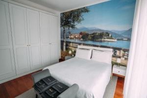 ein Schlafzimmer mit Bett und Blick aufs Wasser in der Unterkunft Family Apartment Vista Lago in Stresa