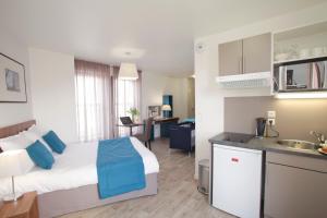 Kuchyň nebo kuchyňský kout v ubytování Appart Hotel Odalys City Amiens Blamont