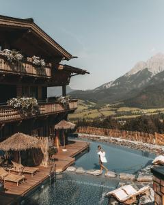 Nespecifikovaný výhled na hory nebo výhled na hory při pohledu z hotelu
