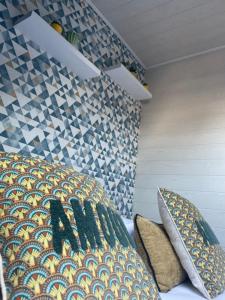 Postel nebo postele na pokoji v ubytování Gites Spa Strasbourg - Villa Cerf - SPA Privé, Sauna, Borne d'arcade, Babyfoot