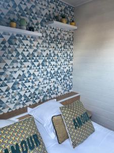 Postel nebo postele na pokoji v ubytování Gites Spa Strasbourg - Villa Cerf - SPA Privé, Sauna, Borne d'arcade, Babyfoot