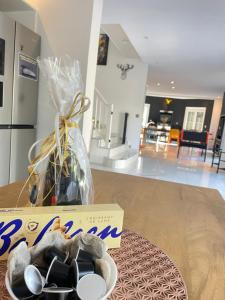 Kuchyň nebo kuchyňský kout v ubytování Gites Spa Strasbourg - Villa Cerf - SPA Privé, Sauna, Borne d'arcade, Babyfoot