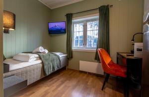 una piccola stanza con un letto e una finestra di Tune Hotell Sarpsborg a Sarpsborg