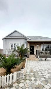 NardaranにあるSeaside Family Homeの白い柵の白い家