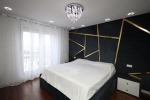 Postel nebo postele na pokoji v ubytování Dodona ApartHotel in Prishtina