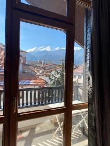 desde la ventana de un balcón con vistas a las montañas en Elegant 3 Alexander Services Apartments luxury four bedroom penthouse, en Bansko