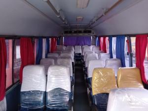 un gruppo di sedili vuoti su un autobus di Receptivos Manaus a Manaus