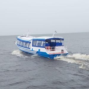 una barca blu e bianca sull'acqua di Receptivos Manaus a Manaus