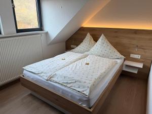 Postel nebo postele na pokoji v ubytování Hotel Zum Klosterfischer