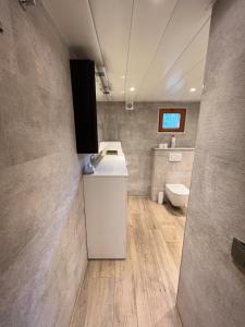 Koupelna v ubytování Panoramic Bungalow Sint Gillis-Waas + 29 fotografií