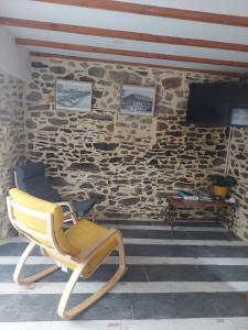 Saint-Julien-le-Vendômoisにあるpetite maisonetteの黄色い椅子