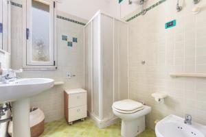 un bagno con lavandino, wc e doccia di Salentoandmore - Terrazzo sul Mare a Torre Pali